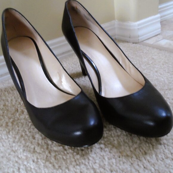 Nine West Black Leather Heels- Size 9M - Picture 8 of 16